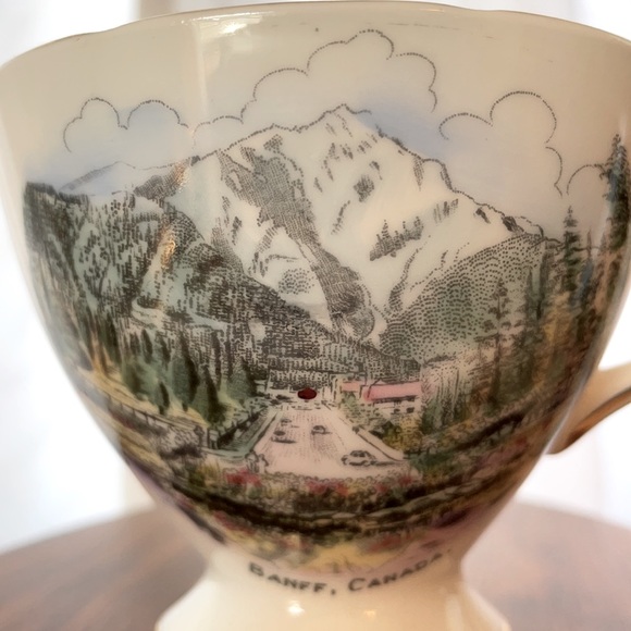 Banff, Canada teacup and saucer - Picture 4 of 8